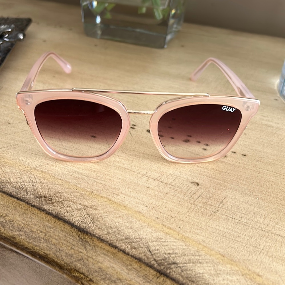 Quay light pink